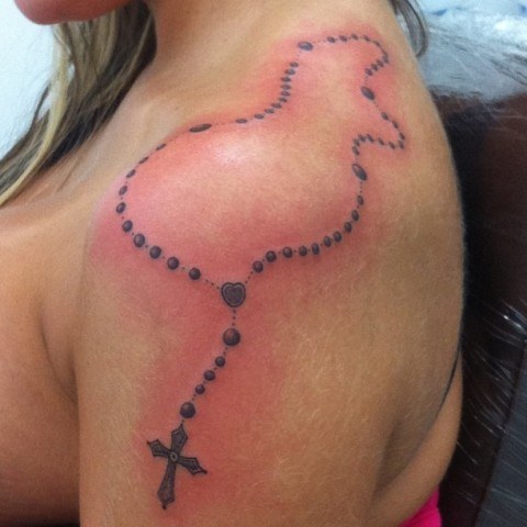 Andressa Urach mostra resultado final da tatuagem no ombro