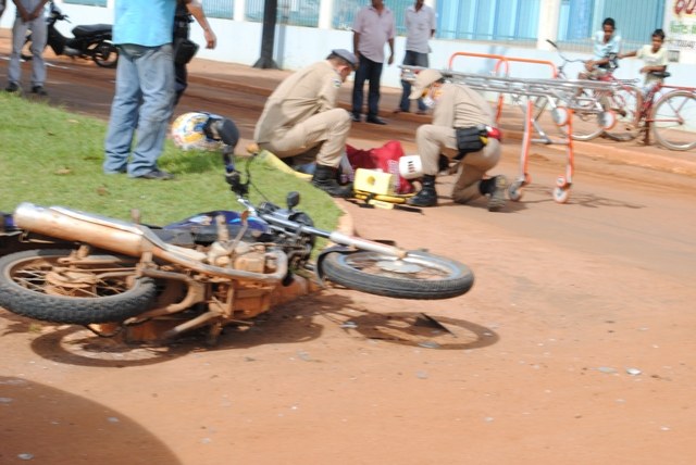Choque entre veículo e motocicleta deixa jovem de 19 anos ferido