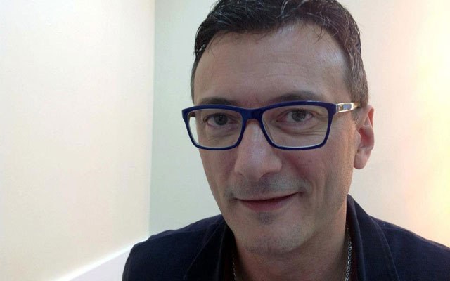 Britto Jr. abandona a careca com implante de cabelos