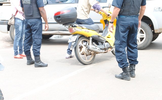 Picape invade preferencial e causa acidente na principal avenida de Vilhena