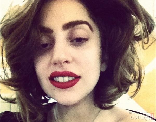 Lady Gaga posa para foto com novo visual