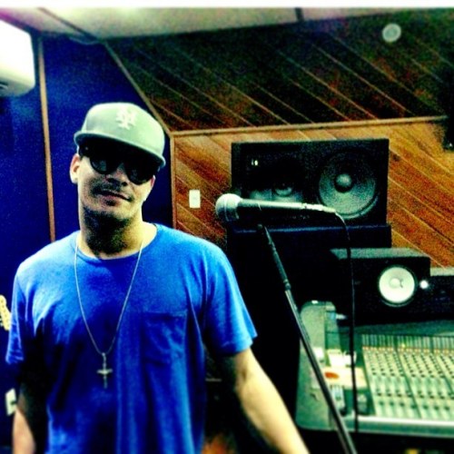 Gravando CD solo, Thiago Martins posa em estúdio 