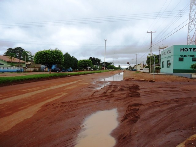 Em Cerejeiras, motoristas reclamam das condições da via de entrada da cidade