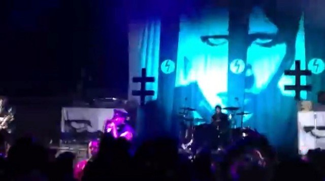 Marilyn Manson passa mal e cai no palco durante show