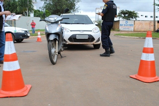 Motociclista é atingida por veículo na Avenida Presidente Nasser (1)