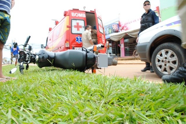 Motociclista apressado bate na traseira de taxi e acaba no hospital