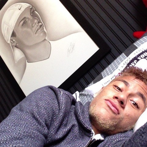 Vício? Logo após jogo com a seleção, Neymar posta foto na cama