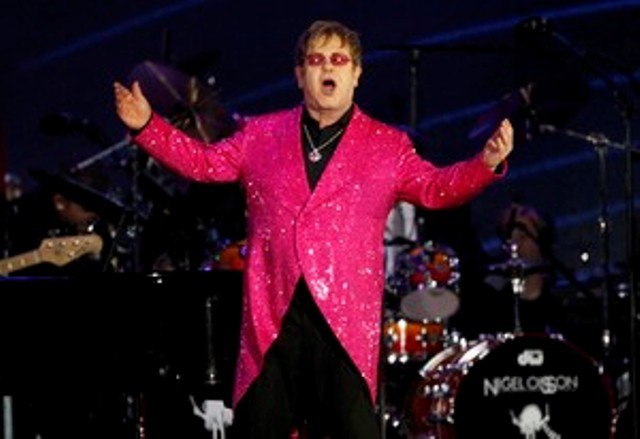Elton John exige rosas durante passagem pelo Brasil, diz jornal 