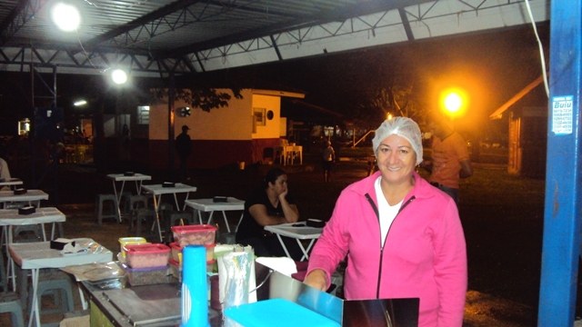 Folia: tempo chuvoso fez vendedora adotar ponto de táxi como local de trabalho
