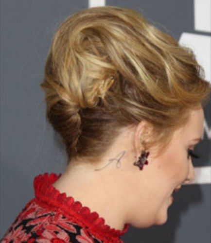 Adele homenageia o seu filho com uma tatuagem