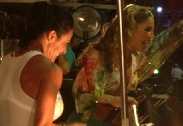 Scheila Carvalho dança com Claudia Leitte no bloco Largadinho