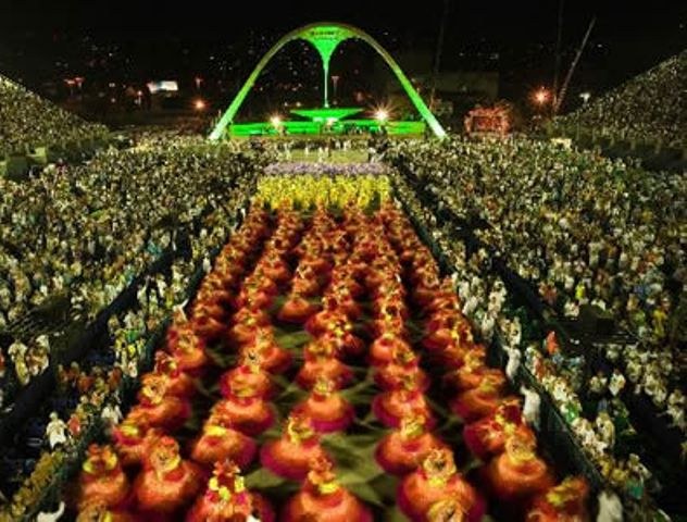 TIROS NO CARNAVAL