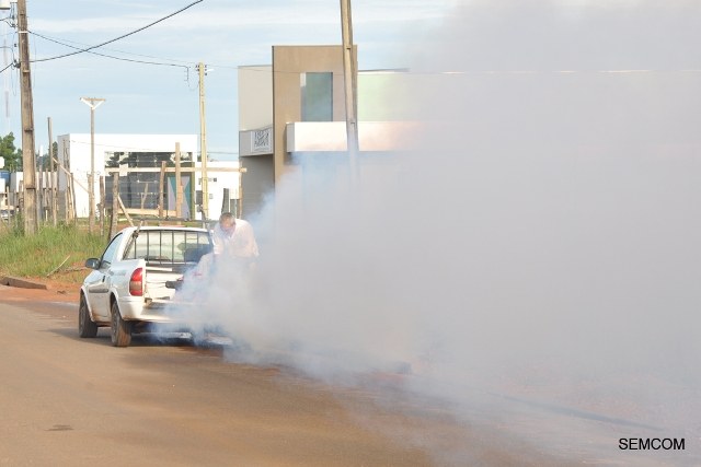Tentando conter avanço da dengue, Prefeitura intensifica fumacê em Vilhena