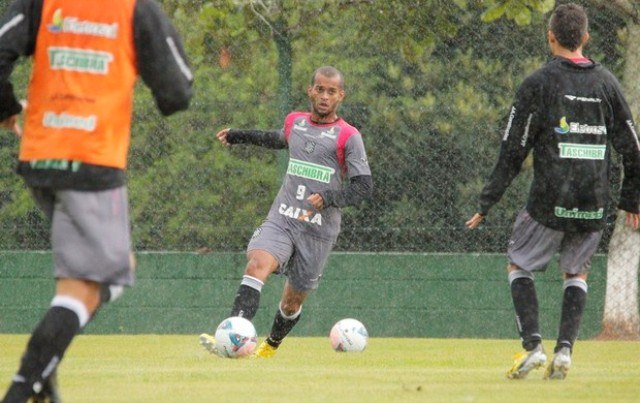 Atacante revelado em Vilhena quer voltar a ser titular no time do Figueirense