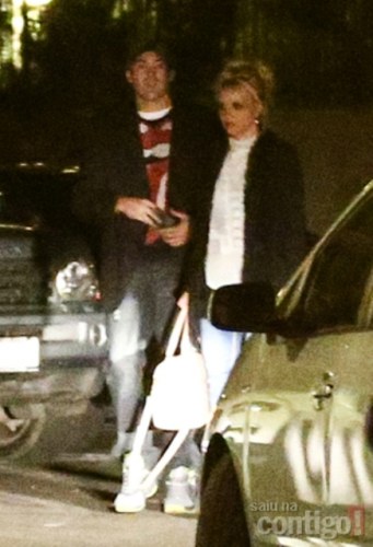 Britney Spears janta acompanhada no Dia dos Namorados