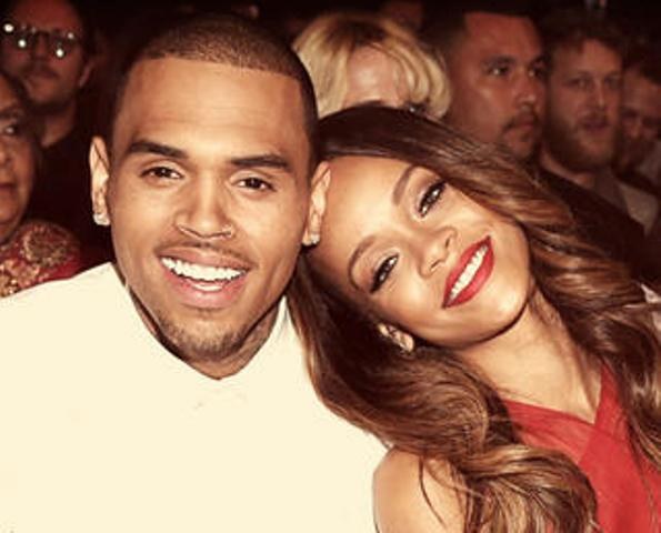 Rihanna ignora Chris Brown durante festa em Los Angeles, diz jornal