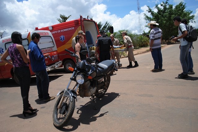 Mulher que se envolveu em acidente é socorrida com suspeita e fratura