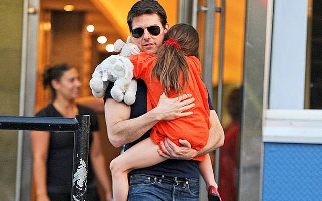 Suri Cruise pode acabar envolvida em processo milionário do pai