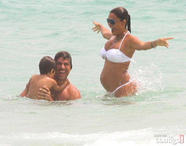 Grávida, Juliana Paes curte praia em família