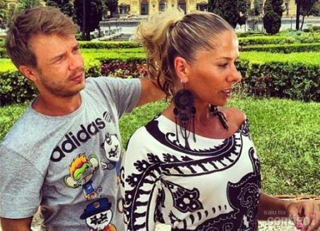 Adriane Galisteu grava novo programa da Band e posta foto dos bastidores