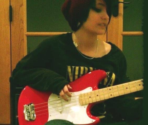 Filha de Michael Jackson posta foto tocando guitarra