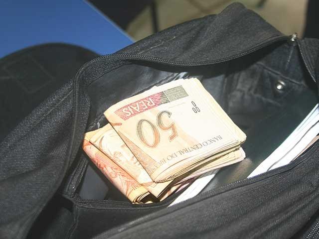 POLICIAL ENCONTRA BOLSA COM R$ 4 MIL E DEVOLVE AO DONO