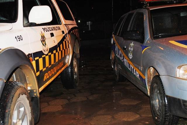 Menores furtam bolsa de ciclista no semáforo do Melvin Jones