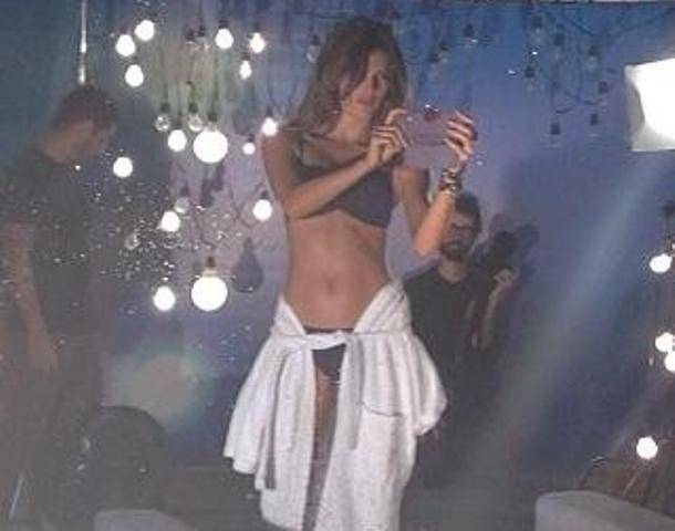 Isabeli Fontana exibe corpo em forma nos bastidores de ensaio fotográfico