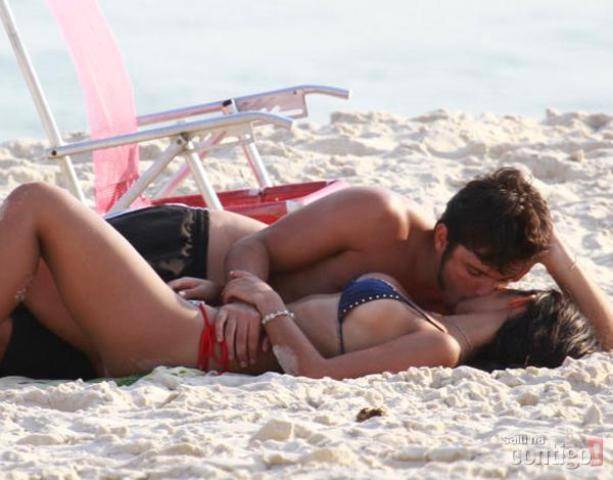 Após assumir romance, Bruno Gissoni beija Yanna Lavigne na praia da Barra