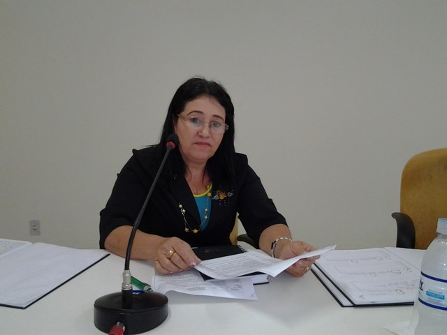 Vereadora usa frase curiosa para explicar voto: “Quem vai para a mesa é flor”