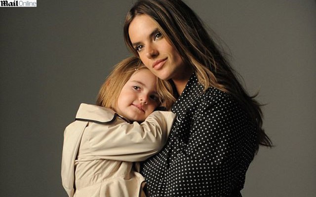 Alessandra Ambrósio faz editorial junto com a filha