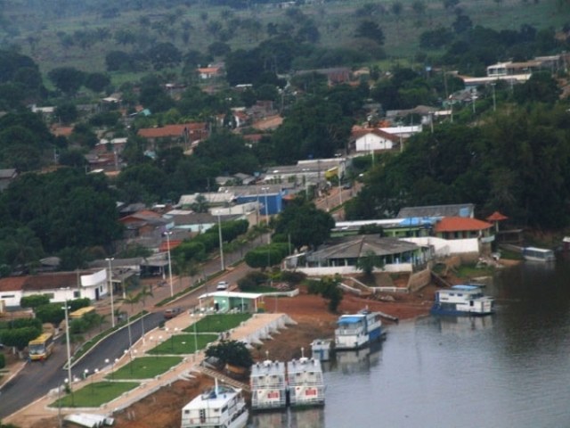 Barranco desmoronando ameaça principal avenida de cidade no Cone Sul