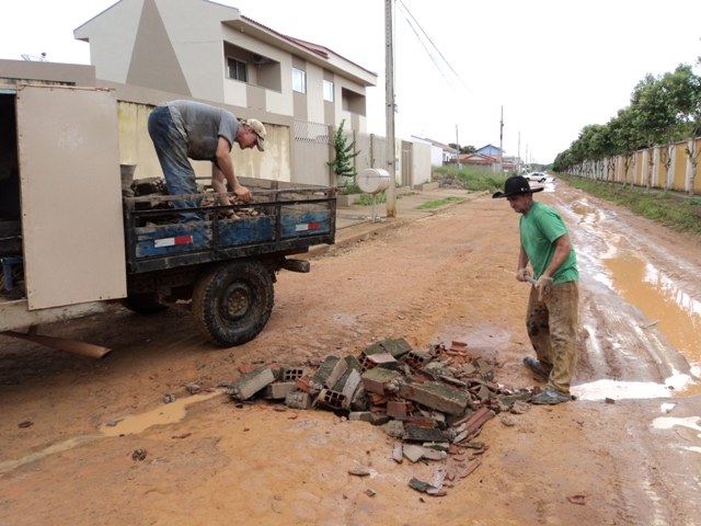 Cansados de esperar por prefeitura, moradores executam “operação gambiarra”
