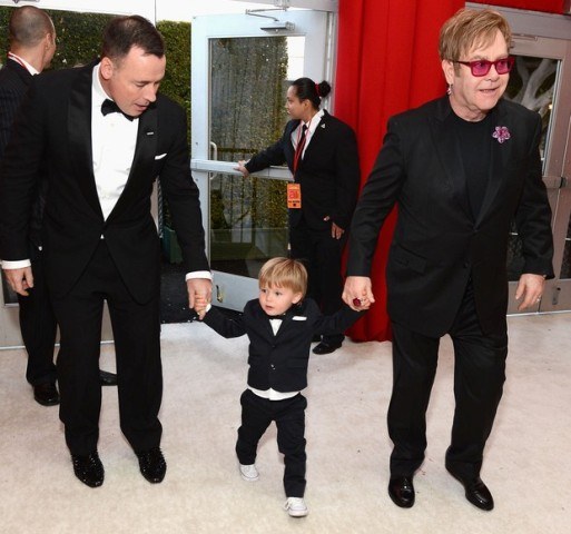Elton John e David Furnish levam filho á festa do Oscar