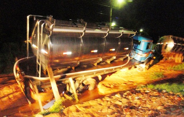 Cerejeiras: caminhão com 10 mil litros de leite atola em avenida e “escorado”
