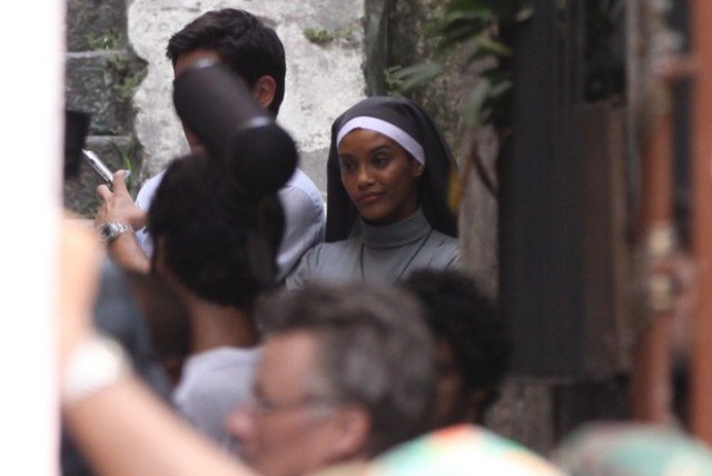 Taís Araujo usa roupa de freira durante gravação