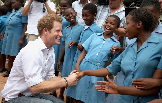 Príncipe Harry faz a alegria de crianças surdas em instituto na África