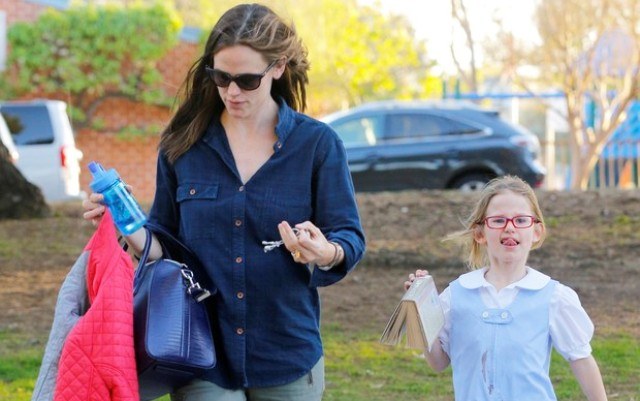 Filha de Jennifer Garner e Ben Affleck mostra a língua para paparazzo