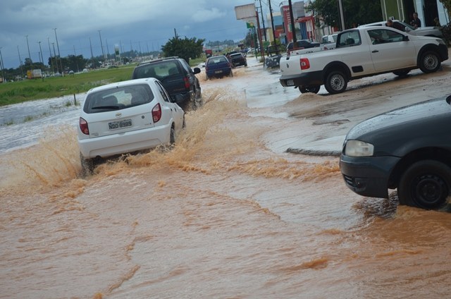 Transtorno: chuva transforma em rio uma das principais avenidas de Vilhena