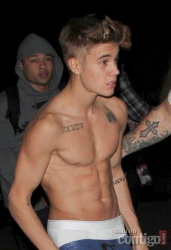 Justin Bieber exibe o corpão em Londres