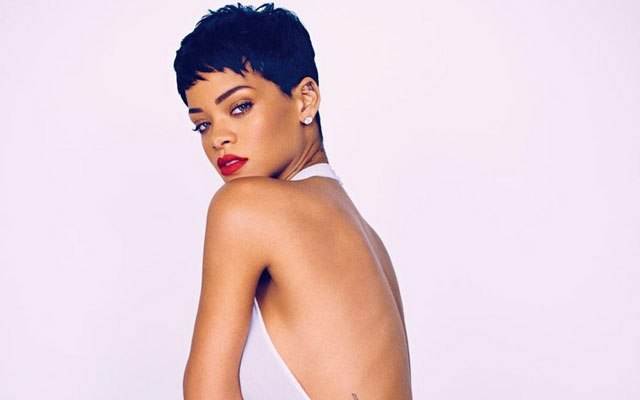 Rihanna posa para revista e diz que quer ter um filho de Chris Brown