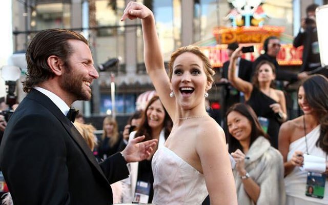 Jennifer Lawrence diz que está arranjando amigas para namorar Bradley Cooper