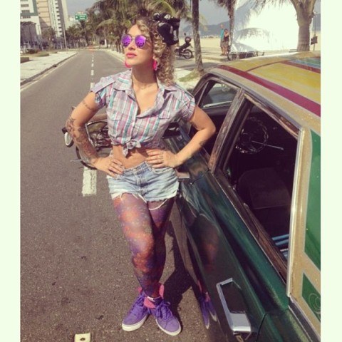 Dani Bolina grava clipe com inspiração nos anos 80
