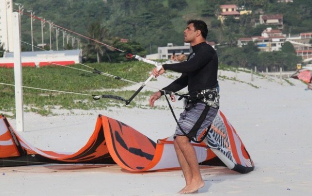 Rodrigo Minotauro faz aula de kitesurf em praia do Rio