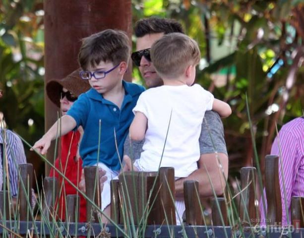 Ricky Martin leva os filhos ao zoológico
