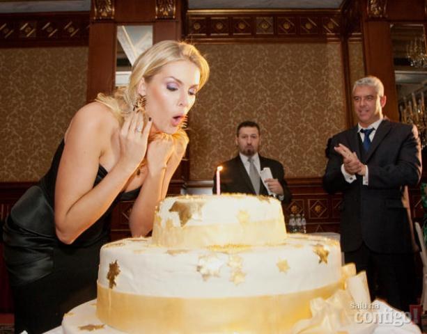 Ana Hickmann comemora aniversário com o marido Alexandre em Milão