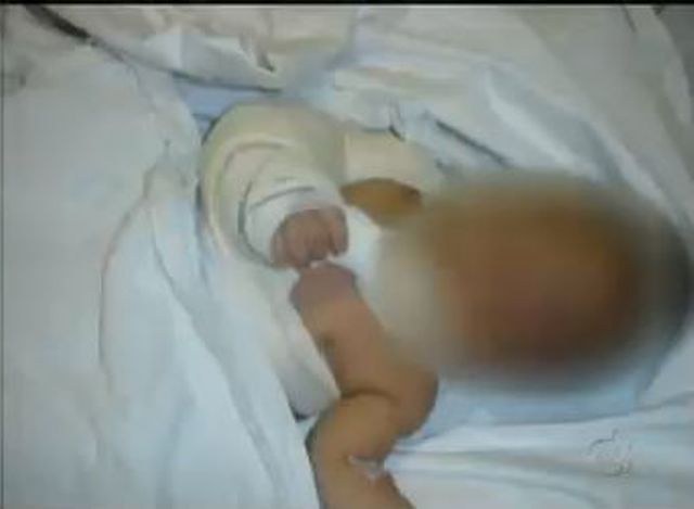 Mulher agride o próprio filho e bebê de um ano está internado em estado grave