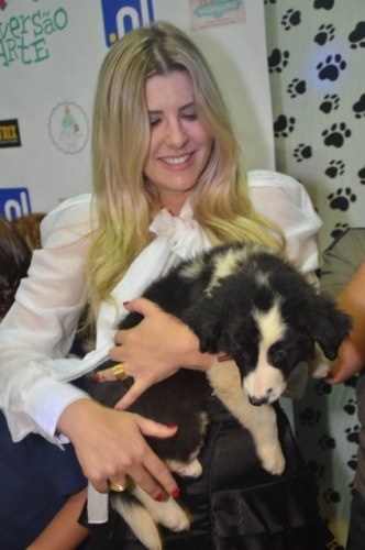 Iris Stefanelli vai a aniversário de cachorro