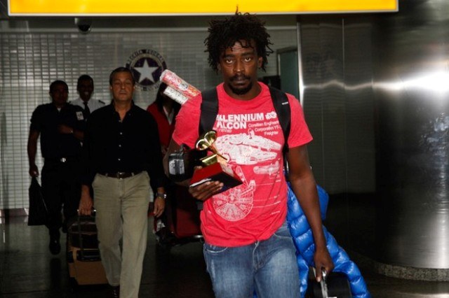Seu Jorge desembarca em São Paulo segurando prêmio do Grammy Latino