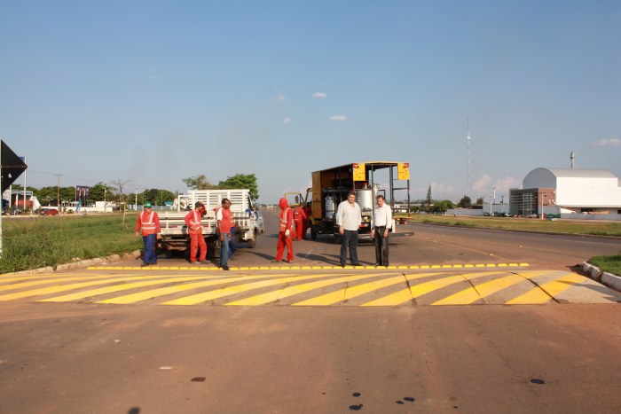 PREFEITURA SINALIZA QUEBRA MOLAS COM FAIXAS REFLETIDAS